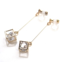 <img src=”comfortable-pierced-look-dangle-gold-cube-cubic-zirconia-invisible-clip-on-earrings2.jpg” alt=”pierced look and comfortable Pierced look and comfortable Dangle cubic zirconia in gold cube invisible clip on earringss 耳環夾 ノンホールピアス”/>