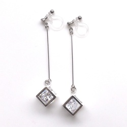 <img src=”cz-diamond-cubic-zirconia-dangle-silver-clube-invisible-clip-on-earrings11.jpg” alt=”pierced look and comfortable silver cube cubic zirconia diamond invisible clip on earrings”/>