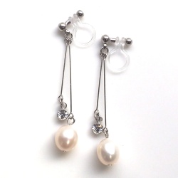<img src=”dangle-crsytal-white-freshwater-pearl-invisible-clip-on-earrings-non-pierced5.jpg” alt=”pierced look and comfortable wedding and bridal crystal white freshwater pearl invisible clip on earrings non pierced”/>