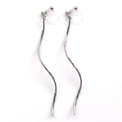<img src=”dangle-curved-twisted-silver-long-invisible-clip-on-earrings-miyabigrace7.jpg” alt=”pierced look and comfortable dangle twisted silver bars invisible clip on earrings non pierced earrigs”/>