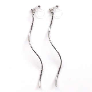 <img src=”dangle-curved-twisted-silver-long-invisible-clip-on-earrings-miyabigrace7.jpg” alt=”pierced look and comfortable Pierced look and comfortable Dangle silver wave bar ear jackets invisible clip on earrings 耳環夾 イヤリング”/>