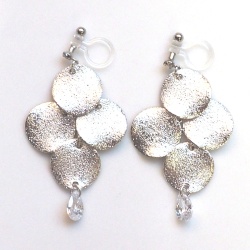 <img src=”dangle-glitter-brushed-silver-stardust-coin-cubic-zirconia-cz-invisible-clip-on-earrings5.jpg” alt=”pierced look and comfortable Pierced look and comfortable dangle glitter metal coing cubic zirconiachandelier invisible clip on earringss 耳環夾 ノンホールピアス”/>