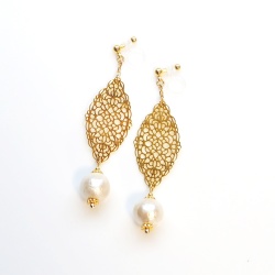 <img src=”dangle-gold-filigree-light-beige-cotton-pearl-invisible-clip-on-earrings” alt=”pierced look and comfortable Dangle Gold Filigree & Cotton Pearl Invisible Clip on Earrings, Bridal Pearl Clip on Earrings,”/>