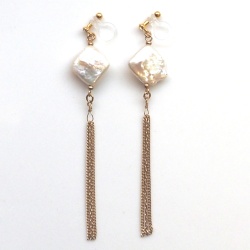<img src=”dangle-gold-fringe-chain-chandelier-square-freshwater-pearl-natural-pearl-invisible-clip-on-earrings5.jpg” alt=”pierced look and comfortable Pierced look and comfortable square freshwater pearl tassel chain invisible clip on earringss 耳環夾 ”/>