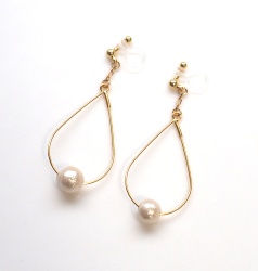 <img src=”dangle-gold-hoop-light-beige-cotton-pearl-invisible-clip-on-earrings-non-pierced-earrings” alt=”pierced look and comfortable Dangle Gold tone Hoop Cotton Pearl Invisible Clip on Earrings, Bridal Pearl Clip Earrings”/>