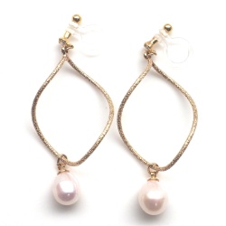 <img src=”dangle-gold-hoop-with-freshwater-pearl-natural-pearl-invisible-clip-on-earrings3.jpg” alt=”pierced look and comfortable twisted gold hoop and freshwater pearl invisible clip on earrings”/>
