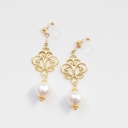 <img src=”dangle-gold-rococo-style-filigree-white-cotton-pearl-invisible-clip-on-earrings-non-pierced3.jpg” alt=”pierced look and comfortable wedding bridal dangle gold charms motif and white cotton pearl invisible clip on earrings non pierced earrigs”/>