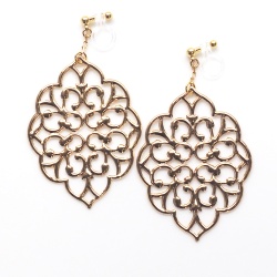<img src=”dangle-large-gold-leaf-filigree-motif-invisible-clip-on-earrings-non-pierced10.jpg” alt=”pierced look and comfortable Large Gold Filigree Invisible Clip On Earrings, Gold Leaf Clip On Earrings, Leaves Clip Earrings, Non Pierced Earrings, Large Clip-on”/>