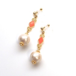 <img src=”dangle-orange-diamond-light-beige-cotton-pearl-invisible-clip-on-earrings” alt=”pierced look and comfortable Dangle Diamond shape & Light Beige Cotton Pearl Invisible Clip on Earrings”/>