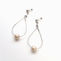<img src=”dangle-silver-hoop-light-beige-cotton-pearl-invisible-clip-on-earrings-non-pierced-earrin” alt=”pierced look and comfortable Dangle Silver tone Hoop Cotton Pearl Invisible Clip on Earrings”/>