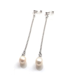 <img src=”dangle-white-freshwater-pearl-natural-pearl-invisible-clip-on-earrings5.jpg” alt=”pierced look and comfortable dangle freshwater pearl and natural pearl invisible clip on earrings”/>