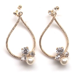 <img src=”gold-twisted-hoop-swarovski-crystal-pearl-invisible-clip-on-earrings4.jpg” alt=”pierced look and comfortable wedding bridal dangle gold hoop with swarovski crystal and pearl invisible clip on earrings”/>