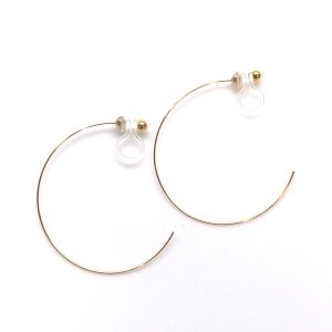 <img src=”large-gold-hoop-invisible-clip-on-earrings-non-pierced-earrings-miyabigrace2-e1468768103863.jpg” alt=”pierced look and comfortable gold invisible clip on hoop earrings”/>