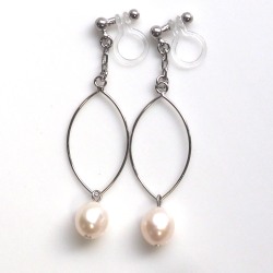 <img src=”pearl-earrings-14-6.jpg” alt=”pierced look and comfortable silver hoop freshwater pearl invisible clip on earrings non pierced”/>