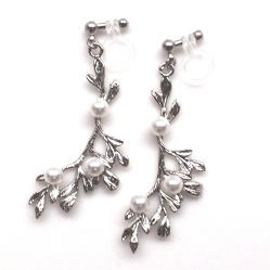 <img src=”pierced-look-dangle-silver-branch-leaf-pearl-invisible-clip-on-earrings-miyabigrace4.jpg” alt=”pierced look and comfortable wedding and bridal Silver branch and leaf with white pearl invisible clip on earrings”/>
