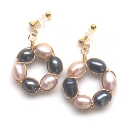 <img src=”pink-and-black-freshwater-pearl-circle-invisible-clip-on-earrings8.jpg” alt=”pierced look and comfortable navy and pink freshwater pearl invisible clip on earrings”/>