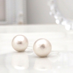 <img src=”white-japanse-cotton-pearl-invisible-clip-on-earrings_miyabigrace-4.jpg” alt=”pierced look and comfortable wedding bridal white cotton pearl invisible clip on earrings non pierced earrigs”/>