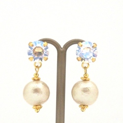 <img src=”dangle-silver-crystal-and-white-cotton-pearl-invisible-clip-on-earrings-non-pierced-earrings” alt=”pierced look and comfortable Wedding bridal Moon light Swarovski crystal and light beige Japanese cotton pearl invisible clip on earrings”/>