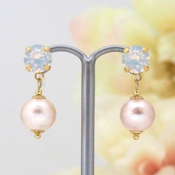 <img src=”swarovski-and-cotton-pearl-clip-on-earrings-1.jpg” alt=”pierced look and comfortable Wedding bridal White opal Swarovski crystal and pink Japanese cotton pearl invisible clip on earrings non pierced earrings”/>