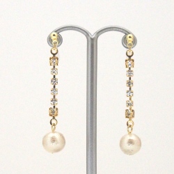 <img src=”crystal-and-japanese-cotton-pearl-invisible-clip-on-earrings_miyabigrace-3.jpg” alt=”pierced look and comfortable dangle Wedding bridal Crystal rhinestone and light beige Japanese cotton pearl invisible clip on earrings non pierced earrings”/>