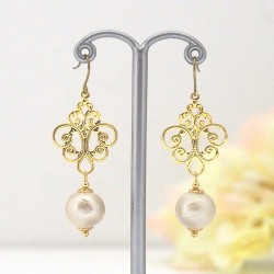 Gold tone rococo style light beige Japanese cotton pearl earrings