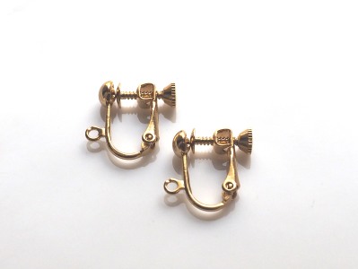 <img src=”invisible-clip-on-earrings-_-miyabigrace-1.jpg” alt=”pierced look and comfortable Metal clip on earrings by MiyabiGrace”/>