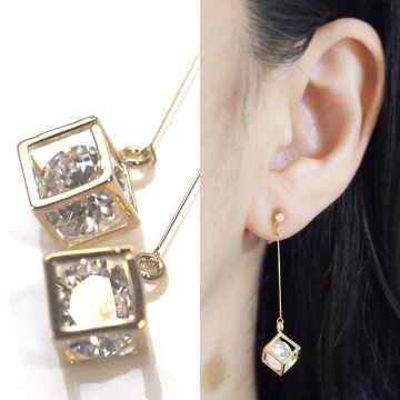 <img src=”comfortable-pierced-look-dangle-gold-cube-cubic-zirconia-invisible-clip-on-earrings3.jpg” alt=”pierced look and comfortable Pierced look and comfortable dangle sparkly cubic zirconia invisible clip on earrings 耳環夾 ノンホールピアス　イヤリング”/>