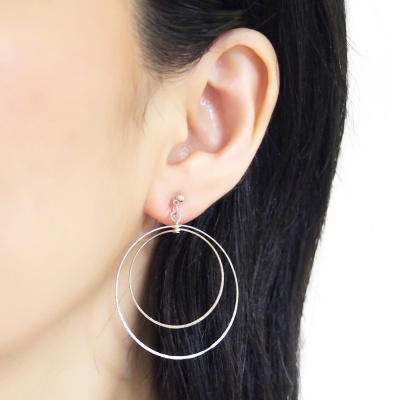 Comfortable pierced look dangle shiny rotatable textured silver double circle hoop invisible clip on earrings MiyabiGrace 夾耳環 夾式耳環 イヤリング1.jpg