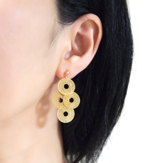 <img src=”comfortable-pierced-look-dangle-gold-four-circle-coin-filigree-invisible-clip-on-earrings-miyabigrace-e5a4bee880b3e792b0-e5a4bee5bc8fe880b3e792b0-e382a4e383a4e383aa1.jpg” alt=”pierced look and comfortable Comfortable and pierced look dangle gold circle filigree invisible clip on earrings bridal jewelry by MiyabiGrace 耳環夾 ノンホールピアス 夾式耳環”/>