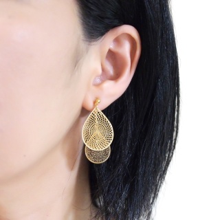 <img src=”comfortable-pierced-look-dangle-gold-two-mesh-oriental-filigree-invisible-clip-on-earrings-miyabigrace-e5a4bee880b3e792b0-e5a4bee5bc8fe880b3e792b0-e382a4e383a4e383aa1.jpg” alt=”pierced look and comfortable Comfortable and pierced look dangle gold teardrop filigree invisible clip on earrings bridal jewelry by MiyabiGrace 耳環夾 ノンホールピアス 夾式耳環”/>
