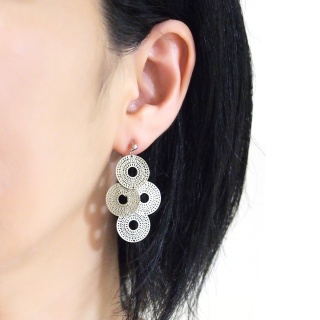 <img src=”comfortable-pierced-look-dangle-silver-four-circle-coin-filigree-invisible-clip-on-earrings-miyabigrace-e5a4bee880b3e792b0-e5a4bee5bc8fe880b3e792b0-e382a4e383a4e383aa1.jpg” alt=”pierced look and comfortable Comfortable and pierced look dangle silver circle filigree invisible clip on earrings bridal jewelry by MiyabiGrace 耳環夾 ノンホールピアス 夾式耳環”/>