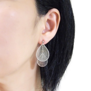 <img src=”comfortable-pierced-look-dangle-silver-two-mesh-oriental-filigree-invisible-clip-on-earrings-miyabigrace-e5a4bee880b3e792b0-e5a4bee5bc8fe880b3e792b0-e382a4e383a4e383aa1.jpg” alt=”pierced look and comfortable Comfortable and pierced look dangle silver teardrop filigree invisible clip on earrings bridal jewelry by MiyabiGrace 耳環夾 ノンホールピアス 夾式耳環”/>