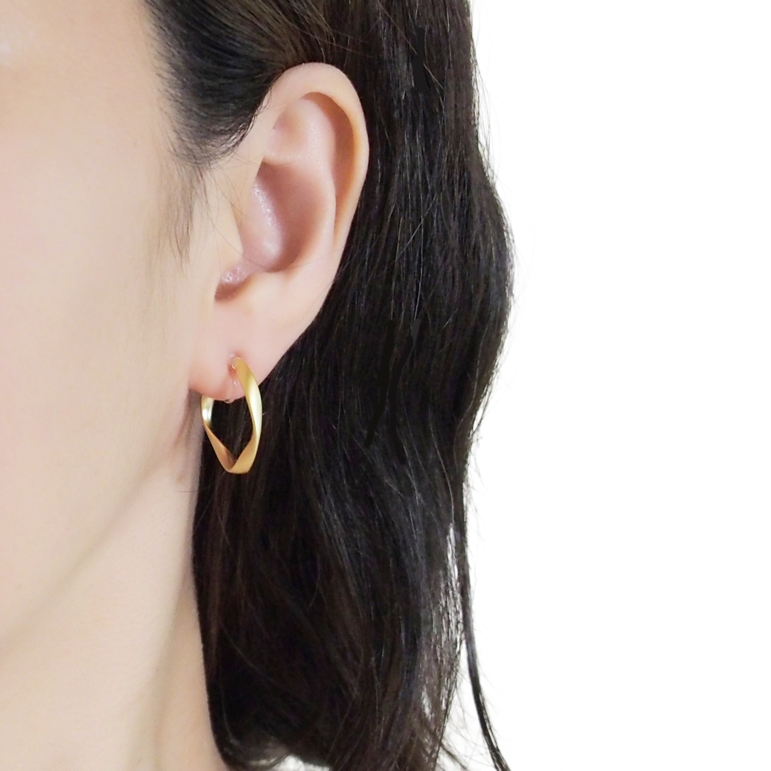 Comfortable-pierced-look-elegant-small-gold-waved-hoop-Invisible-clip-on-earrings-Miyabi-Grace1.jpg