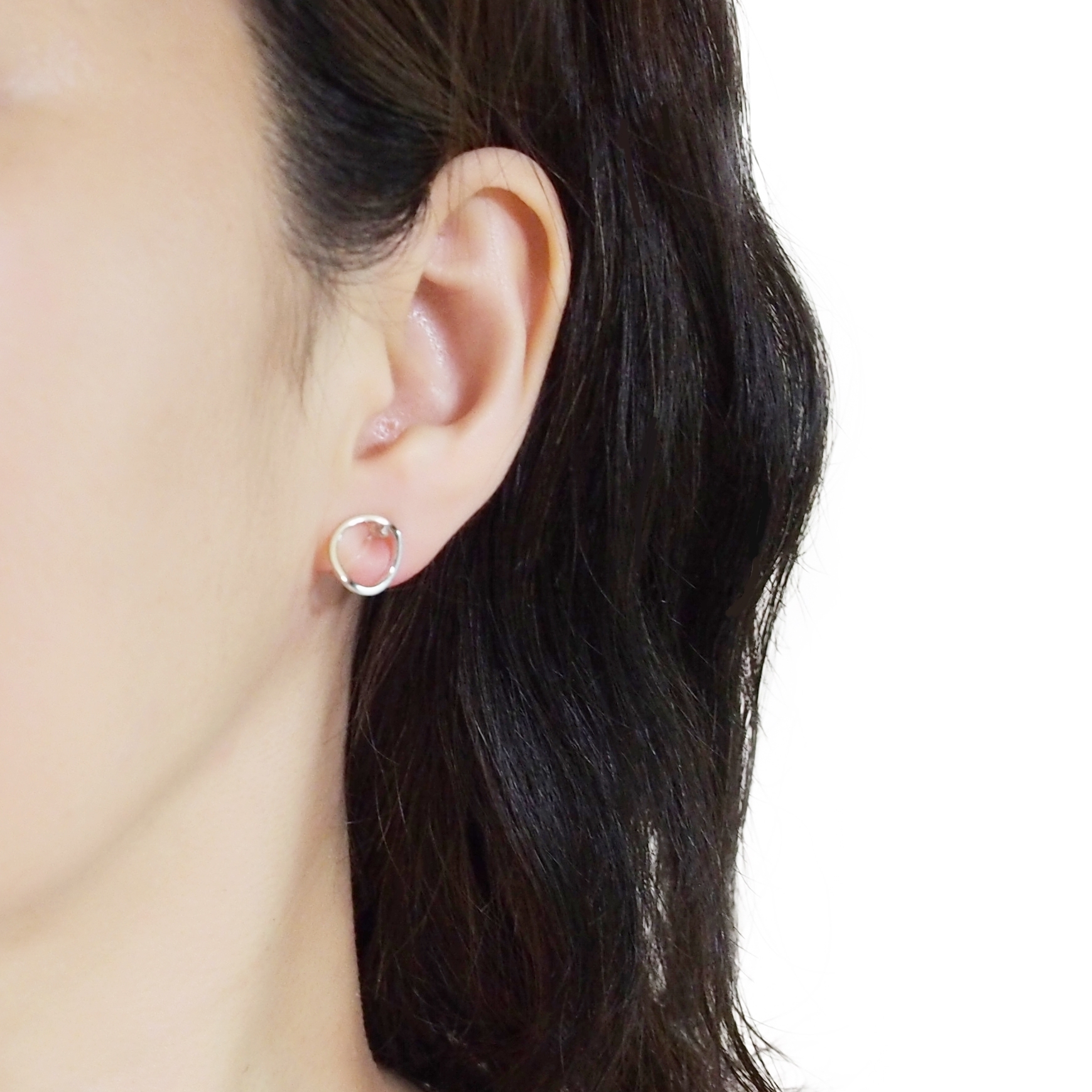 Comfortable-pierced-look-Silver-Curved-Hoops-Circle-Round-Invisible-clip-on-stud-earrings-Miyabi-Grace (1).jpg